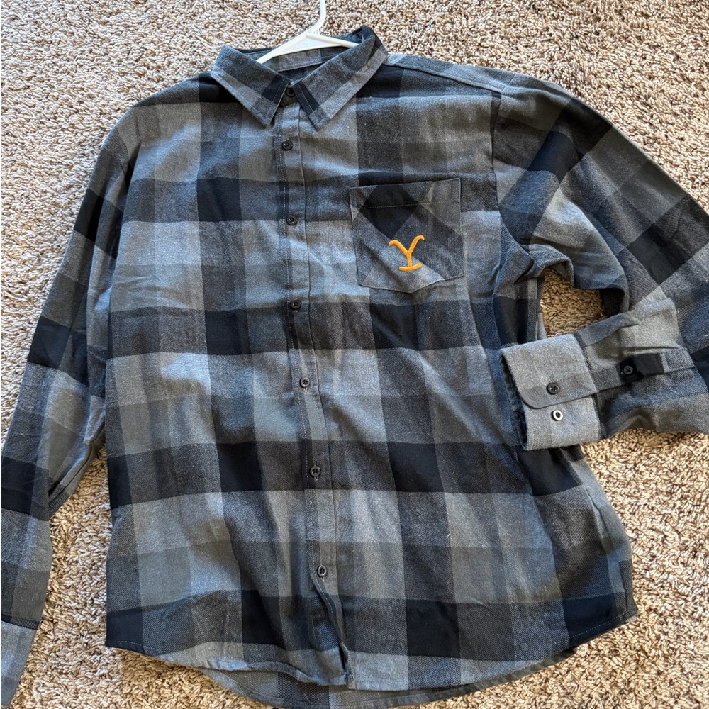 Men's Gray Plaid Button-Up YELLOWSTONE Shirt with Chest Pocket